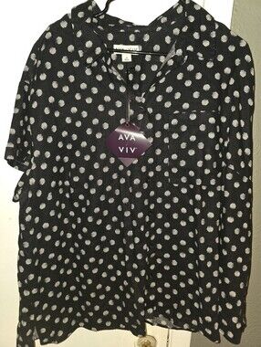 Vacation Top Ava & Viv Black Short Sleeve Button-Down with White Sea Shell Print